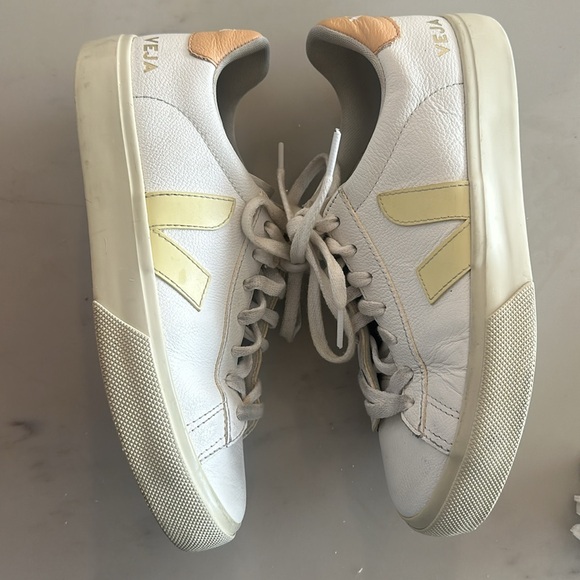 Veja Sneakers - Picture 3 of 3